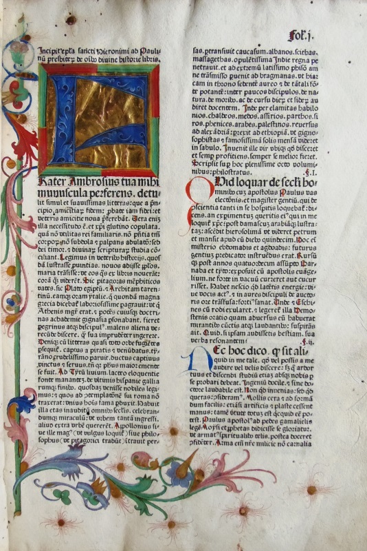 Première du livre avec une lettrine dorée et des enluminures